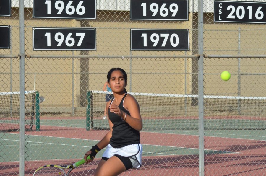 Junior Dashrit Pandher calculates her next hit.
Photo by Noelle Marroquin
