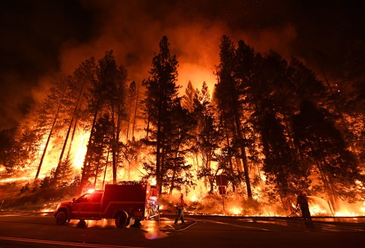 The recent blazes along the west coast are gigantic and destructive. 
Photo by the La-ist
