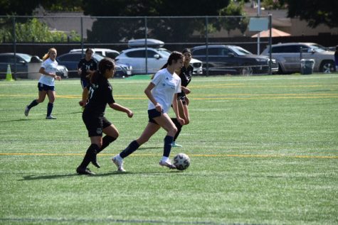 Masielle Pantoja dribbling past her opponents. 