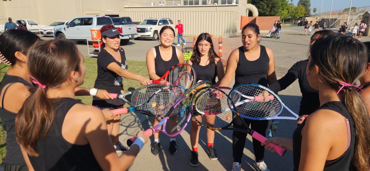 Tennis team rallies before taking on the courts