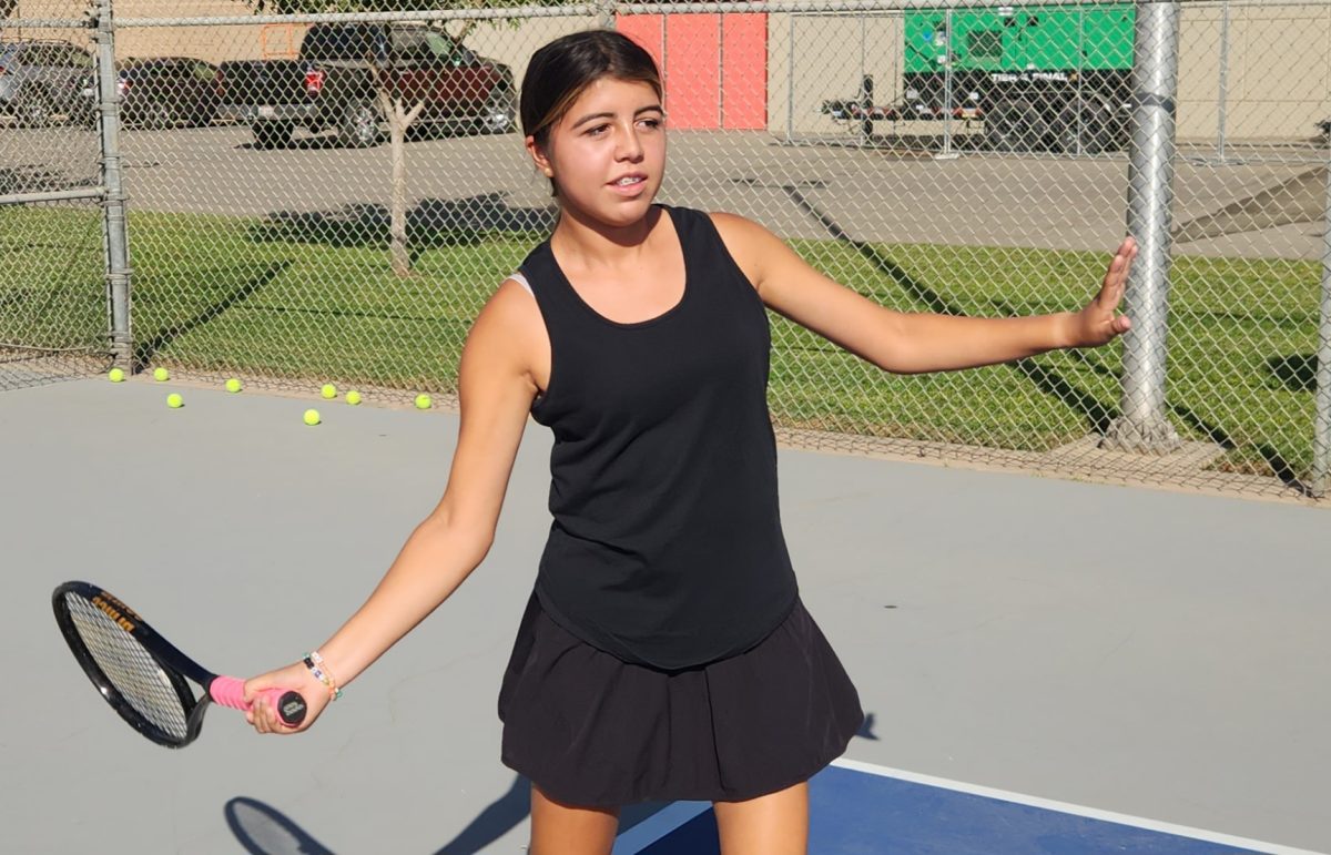 Mia Balderas winding up for a forehand shot.