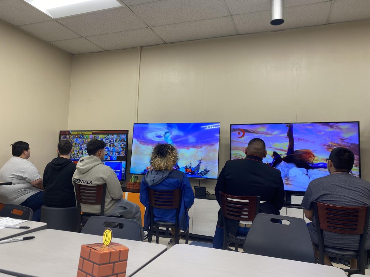 Students playing in the first circuit round of the Esports tournament. 